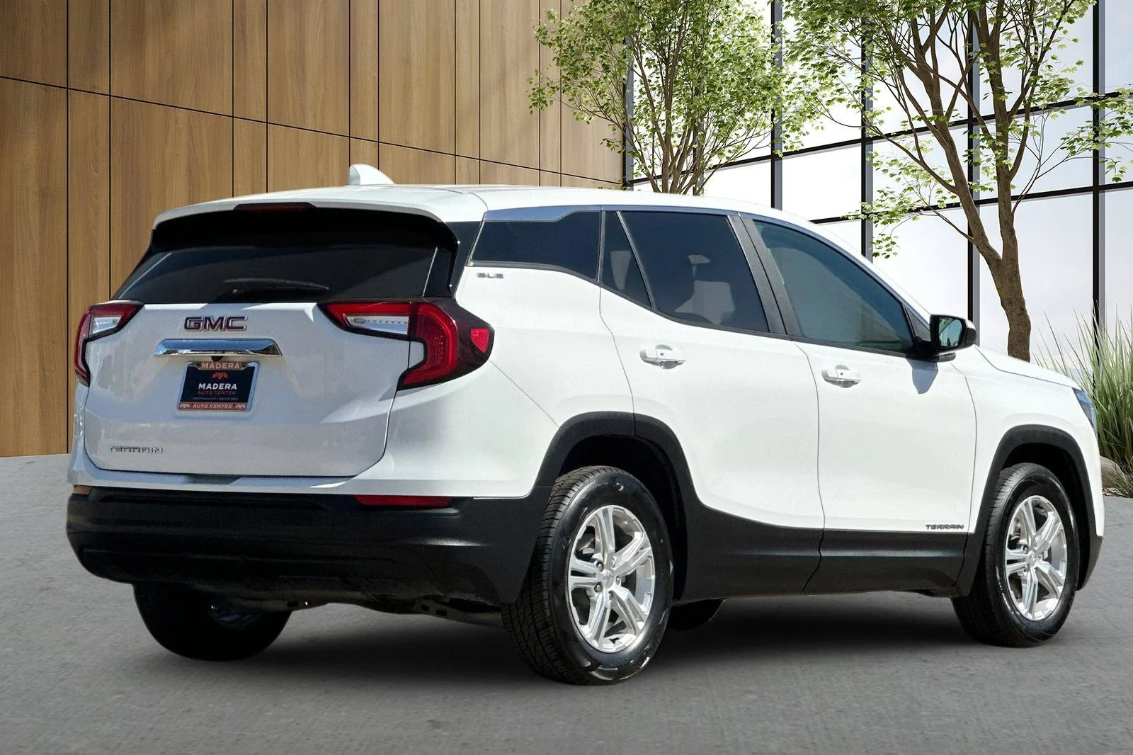 Used 2024 Summit White GMC SLE image 4
