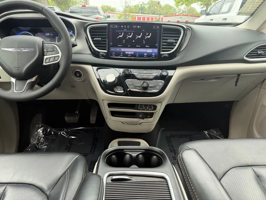 Used 2022 Crystal Metallic Chrysler Touring L image 13