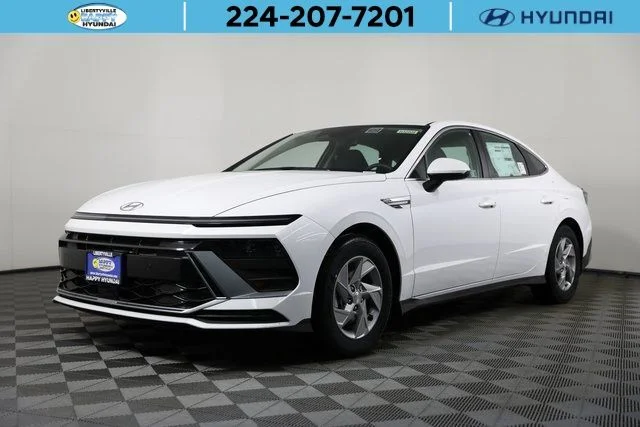 Used 2025 White Hyundai SE image 1