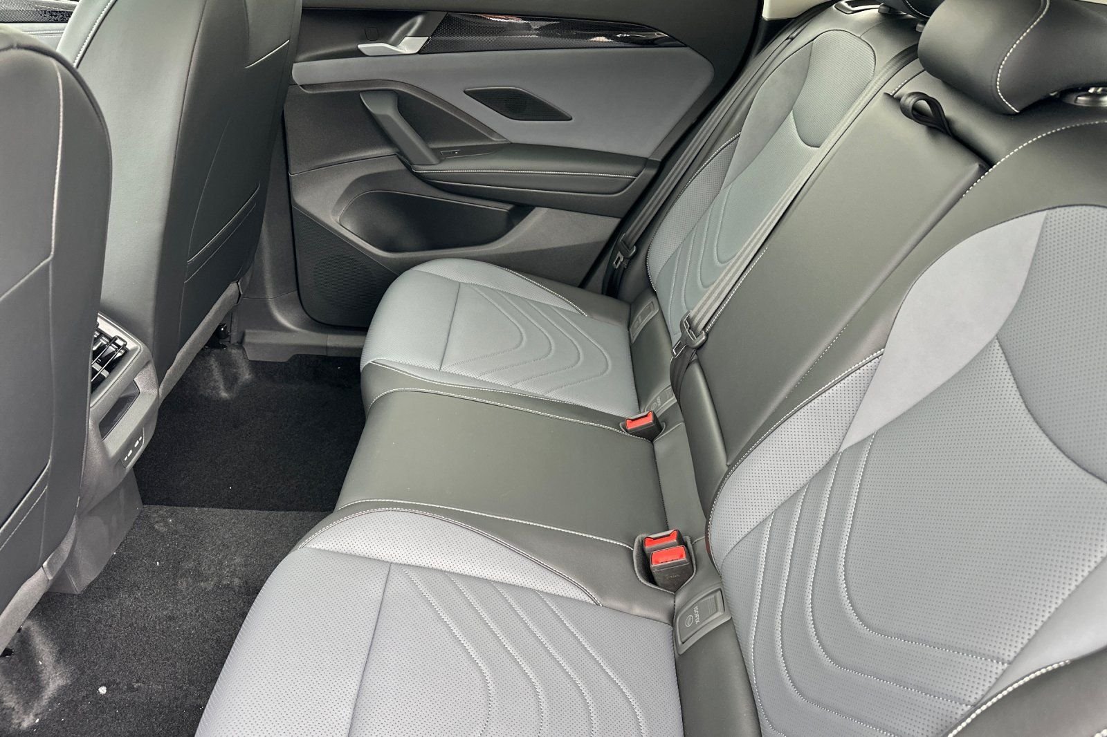 New 2026 Deep Black Pearl Volkswagen 2.0T SE image 12