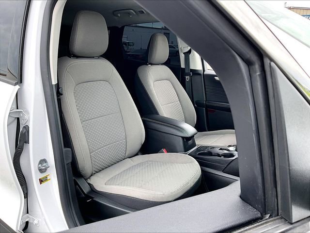 Used 2022 Oxford White Ford SE image 11