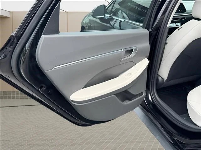 Used 2023 Black Hyundai Blue image 18