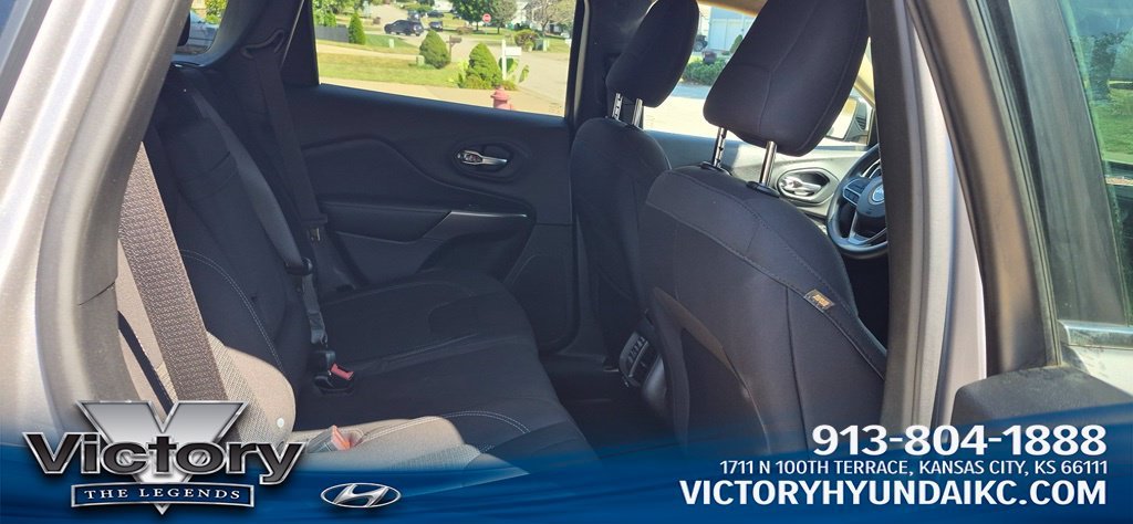 Used 2019 Silver Jeep Latitude image 7