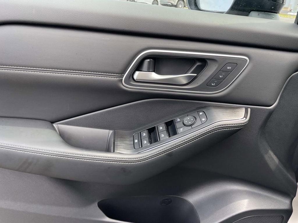 New 2026 Champagne Silver Metallic / Super Black Two-tone Nissan Platinum image 23