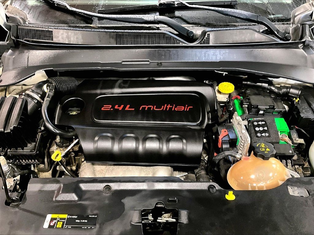 Used 2018 White Jeep Latitude image 31