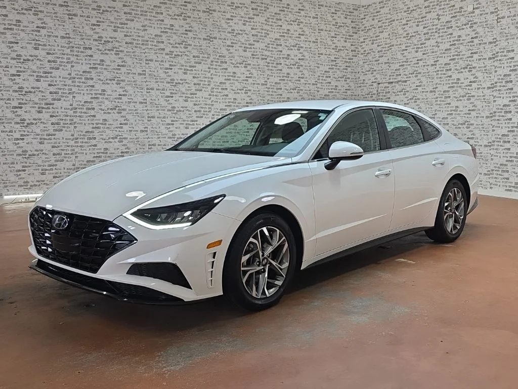 Used 2022 Quartz White Hyundai SEL image 3