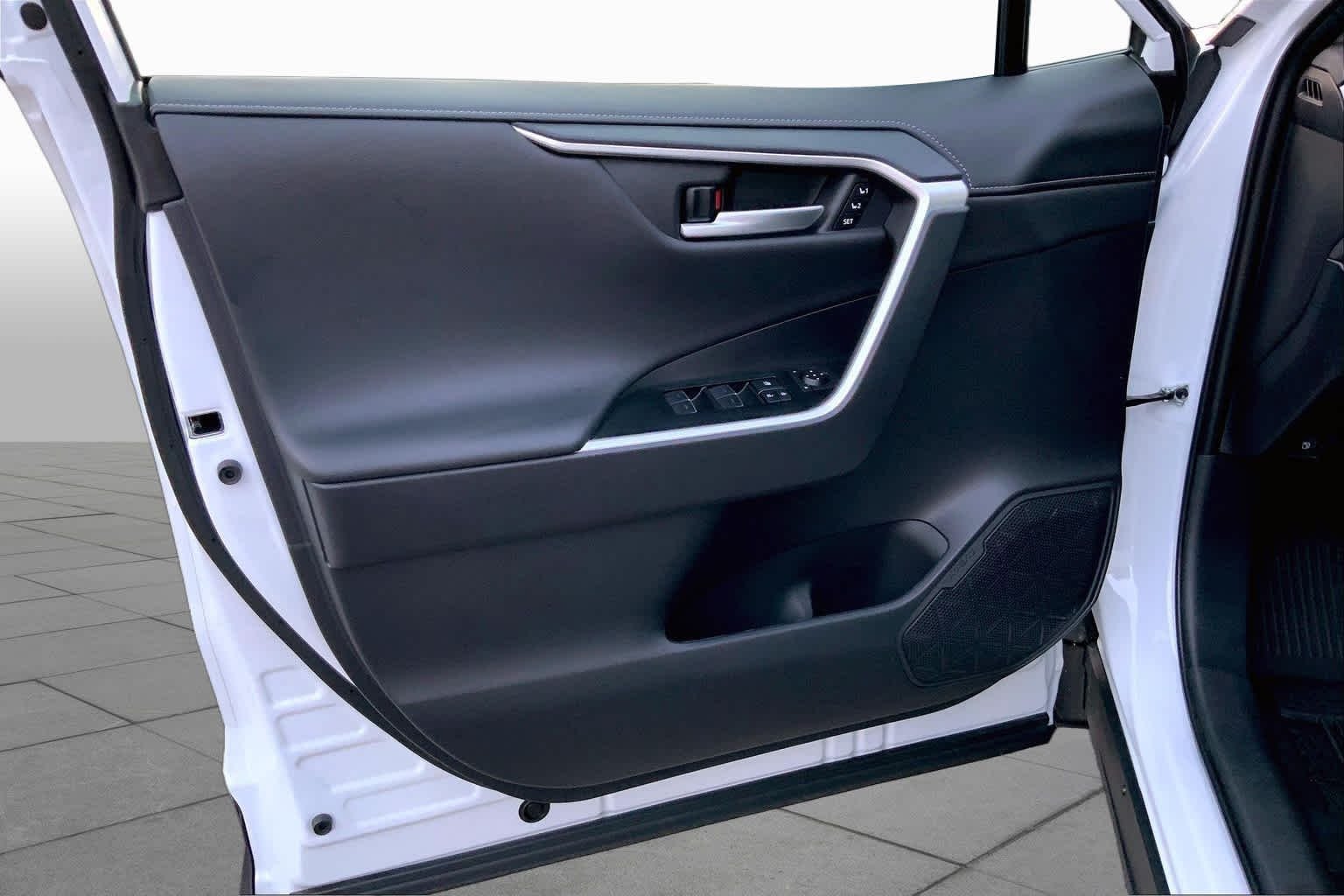 Used 2025 Wind Chill Pearl Toyota Hybrid Limited image 19
