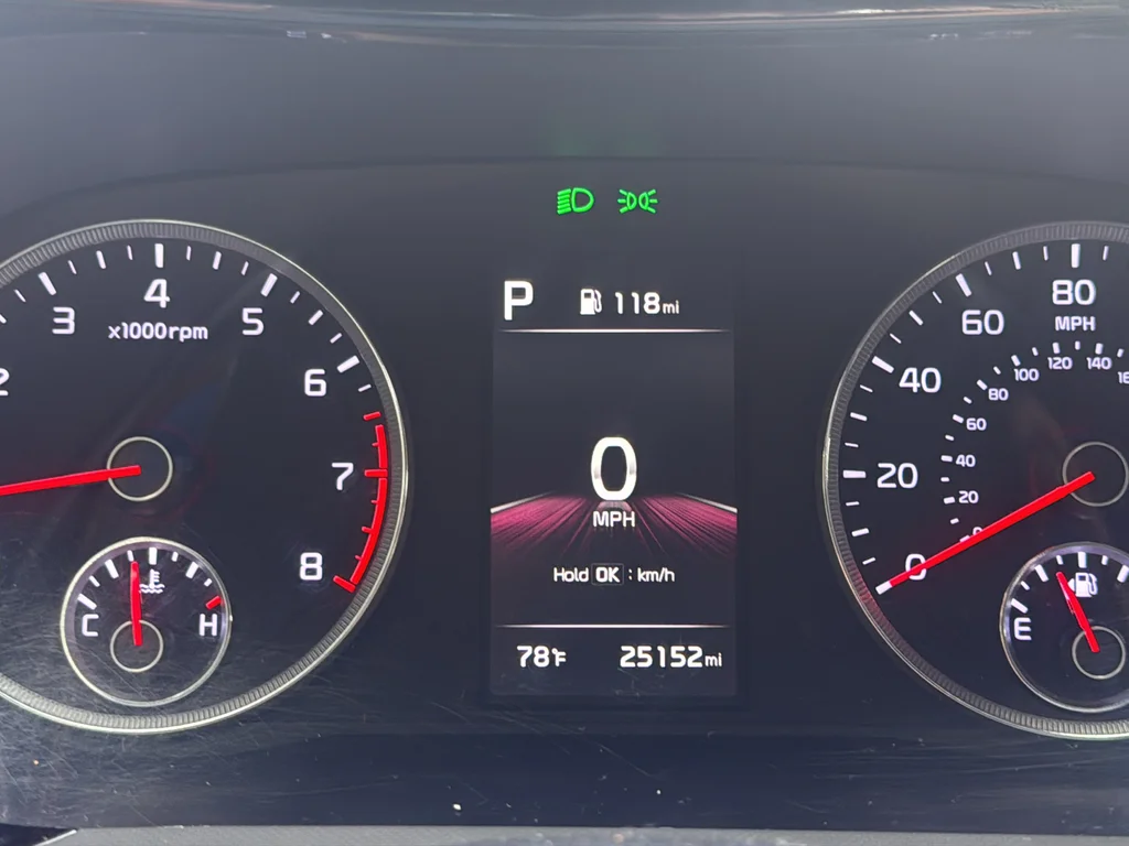 Used 2022 White Kia LXS image 37
