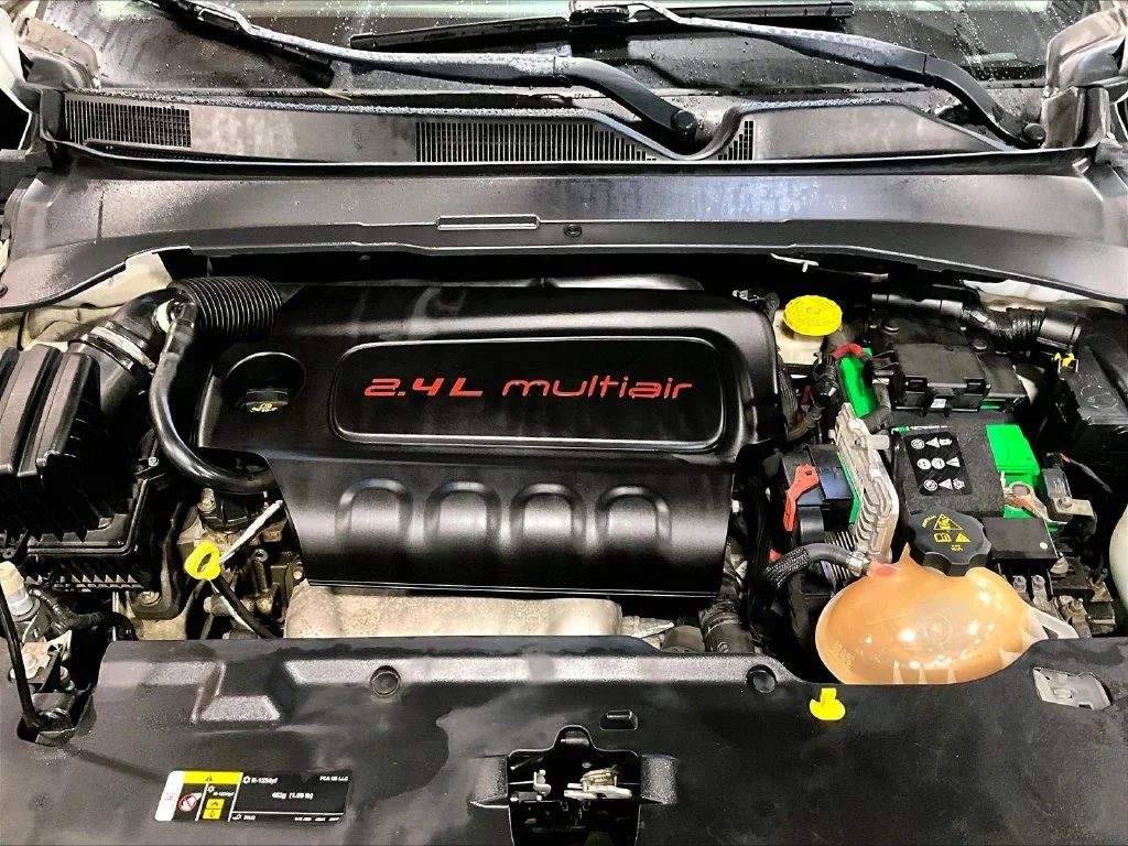 Used 2018 White Jeep Latitude image 31
