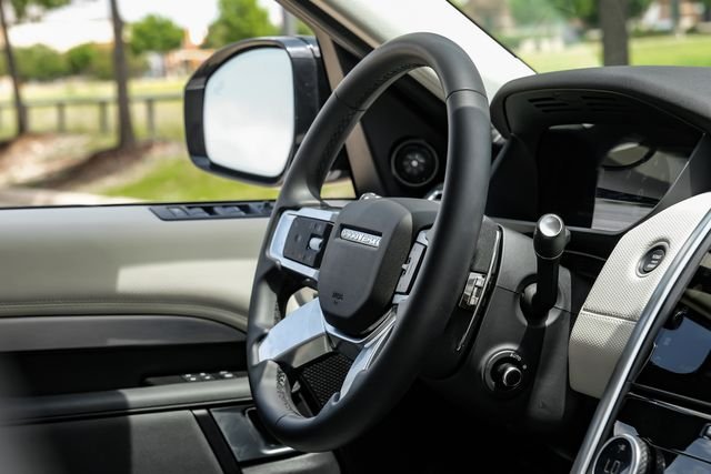 Used 2025 White Land Rover Dynamic SE image 18