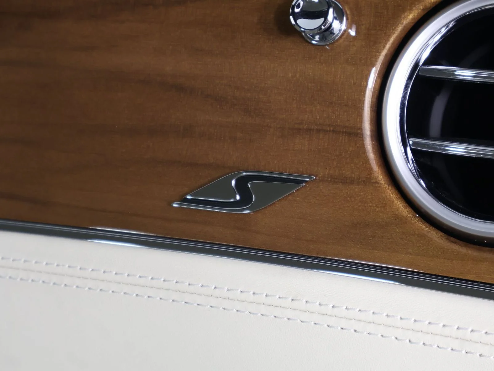 New 2026 Dark Sapphire Bentley GTC S image 28