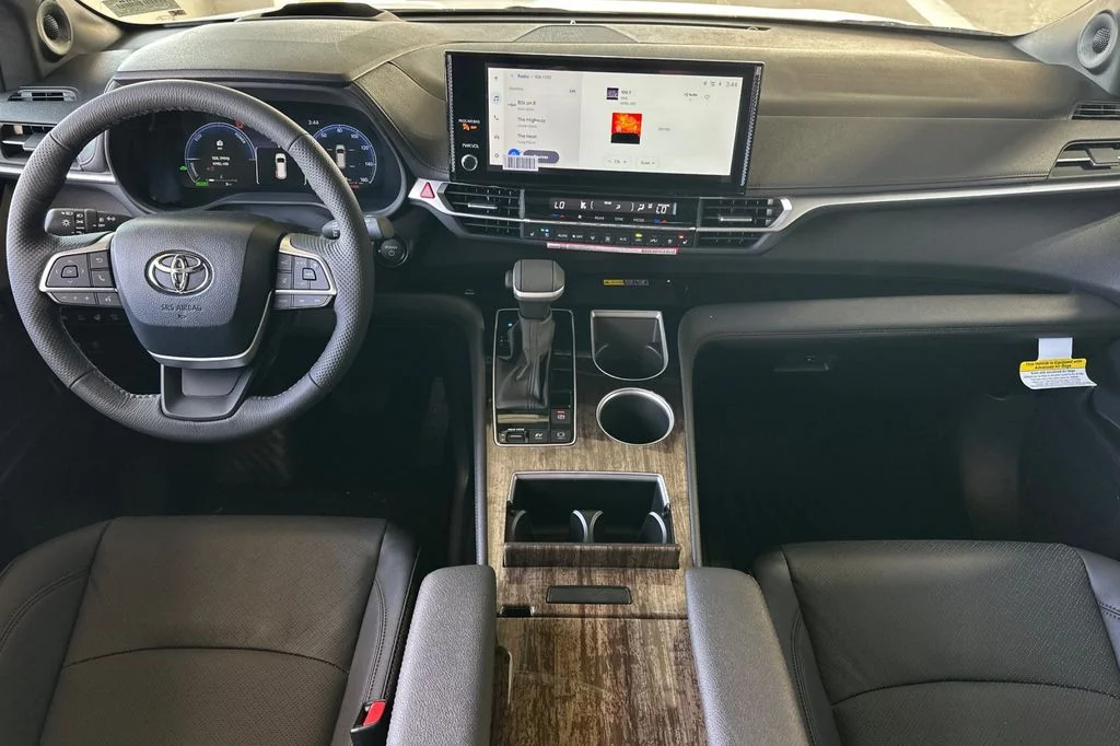 New 2026 Wind Chill Pearl <sup>1</sup> Toyota  Platinum image 15