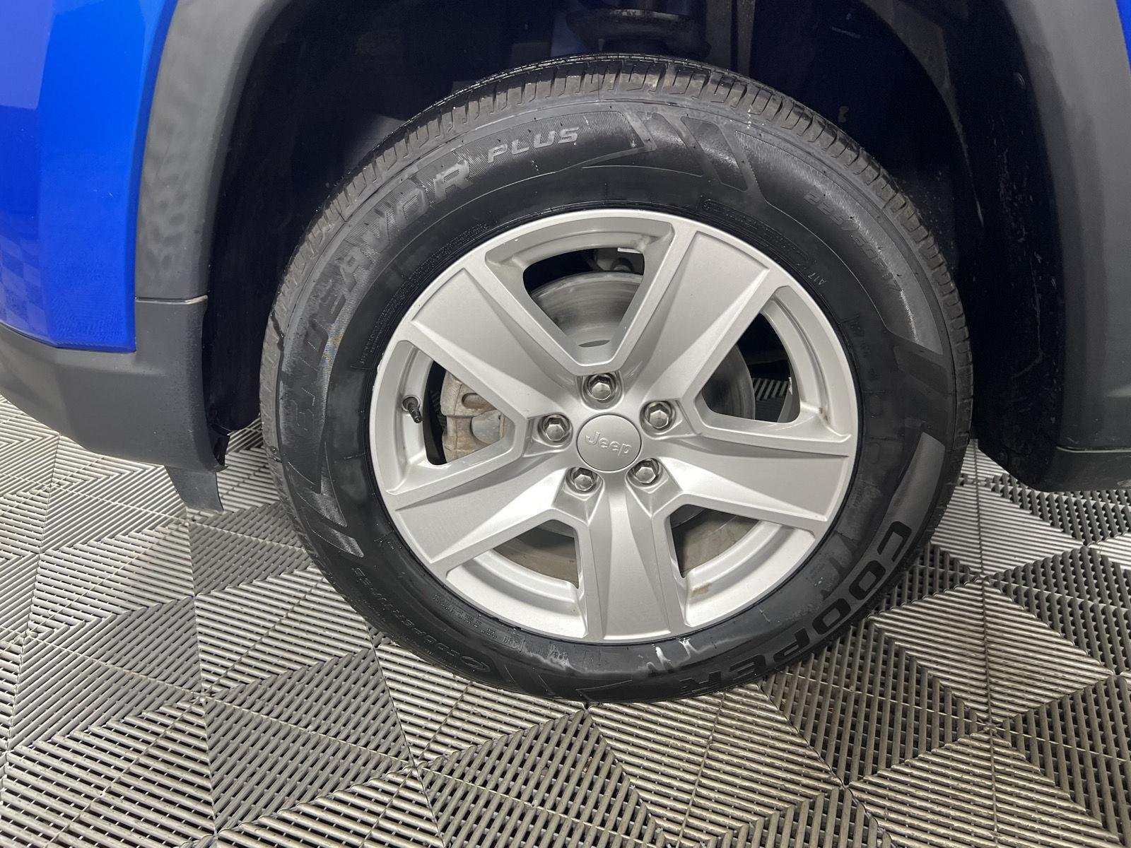 Certified Used 2022 Laser Blue Pearlcoat Jeep Latitude image 20