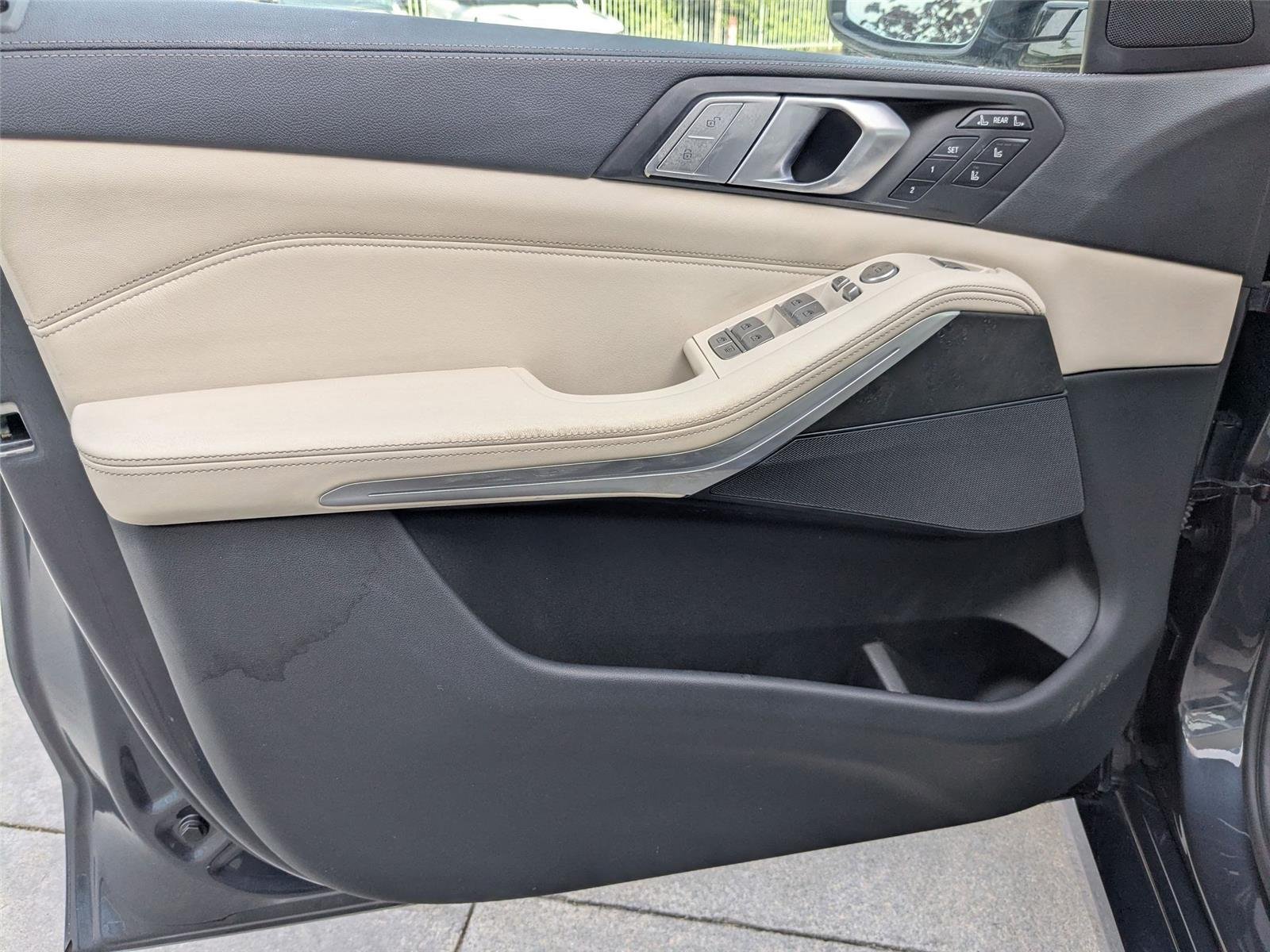 Used 2022 Arctic Grey Metallic BMW xDrive40i image 11