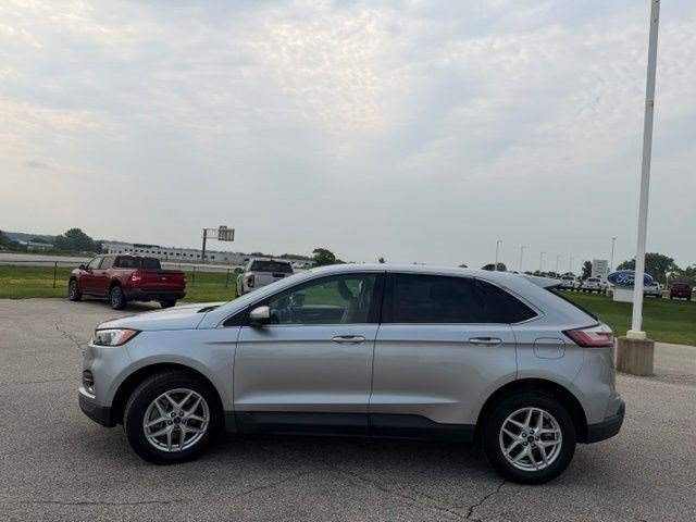 Used 2022 Silver Metallic Ford SEL image 4
