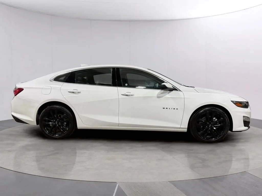Used 2024 Summit White Chevrolet 1LT image 2