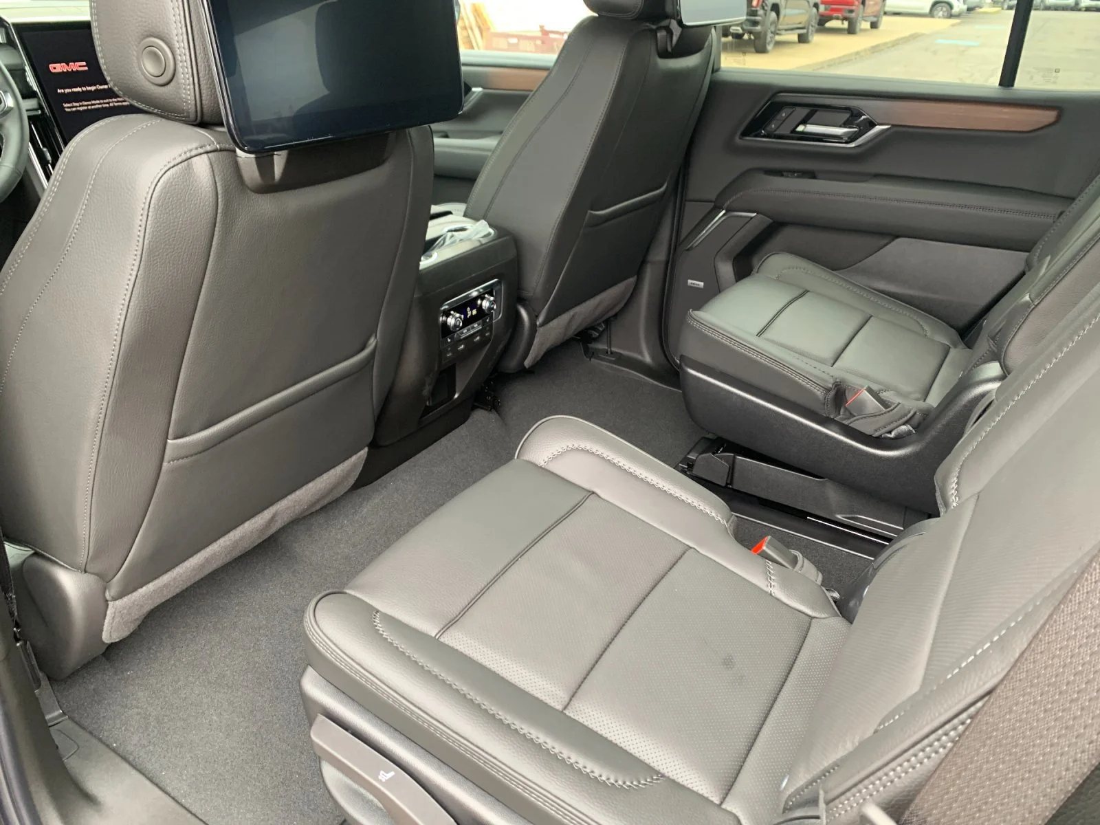 2026 GMC Yukon Denali - Photo 13