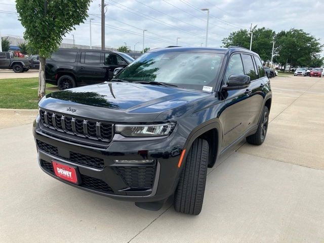 New 2026 Diamond Black Crystal Pearl-Coat Exterior Paint Jeep Limited image 3
