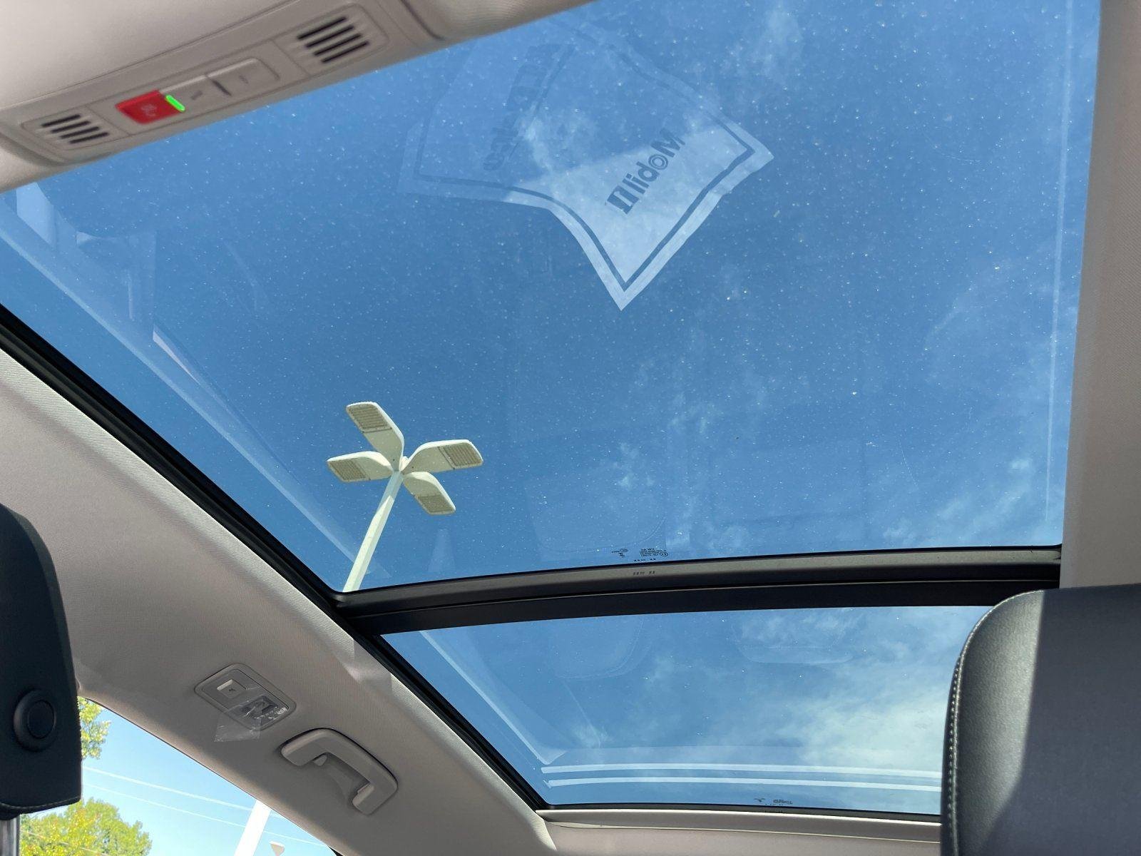 New 2026 Monument Gray w/Deep Black Roof Volkswagen SE Black image 30