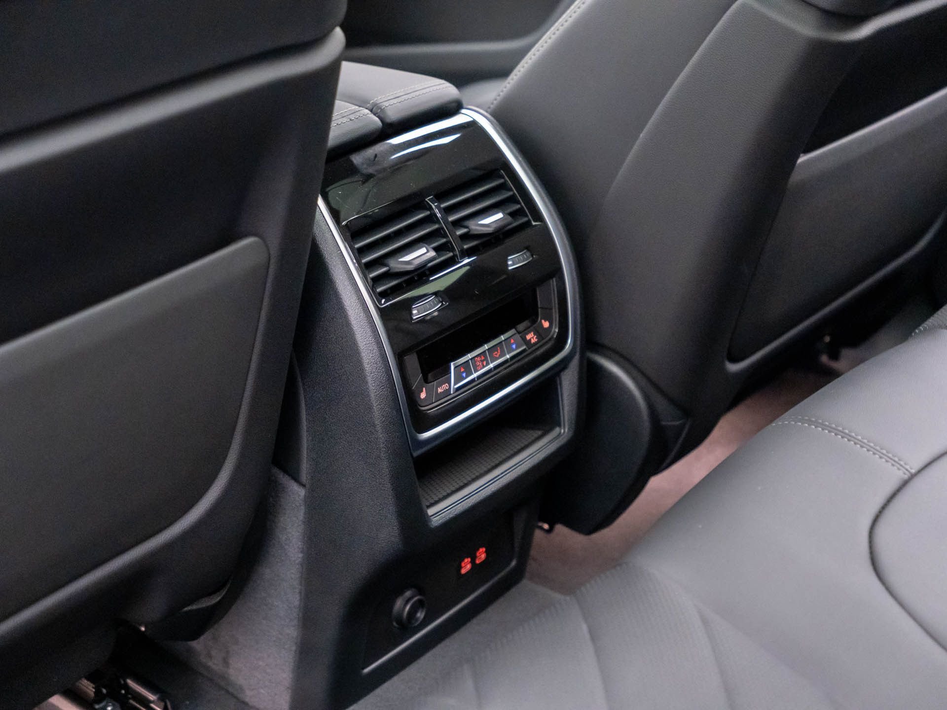 New 2026 Dravit Grey Metallic BMW xDrive50e image 20