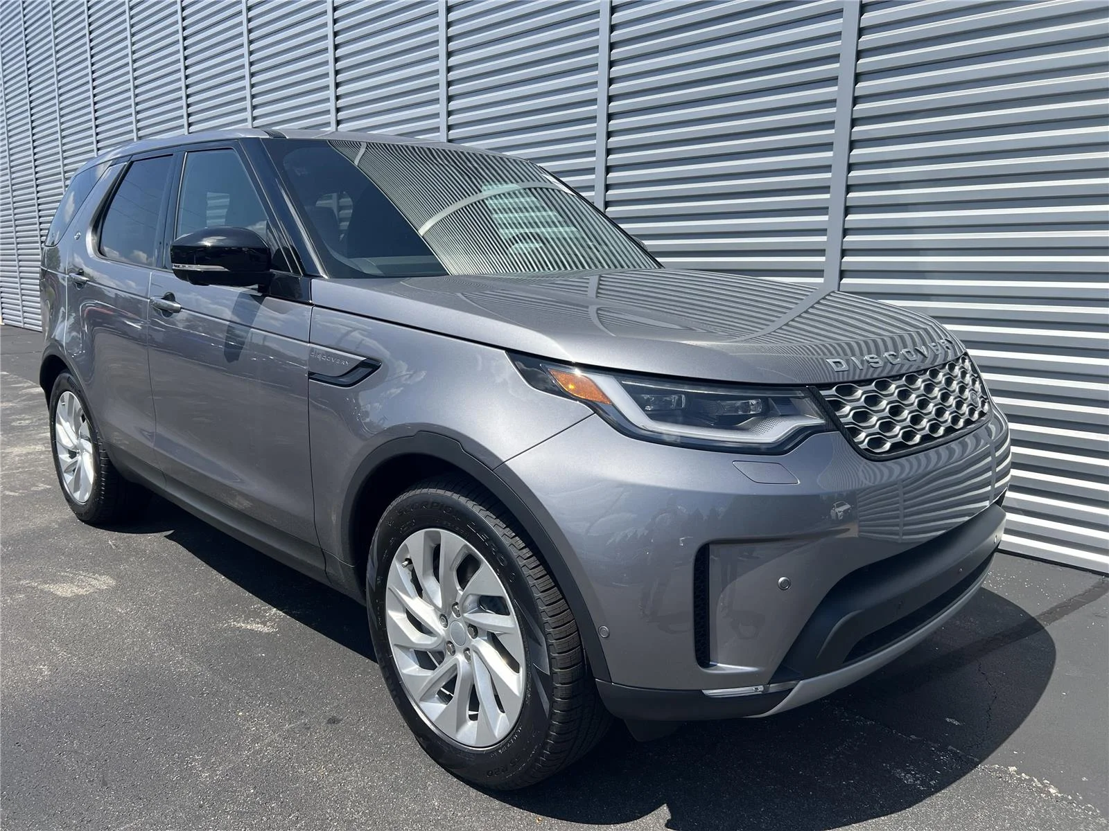 Used 2025 Eiger Grey Land Rover S image 6