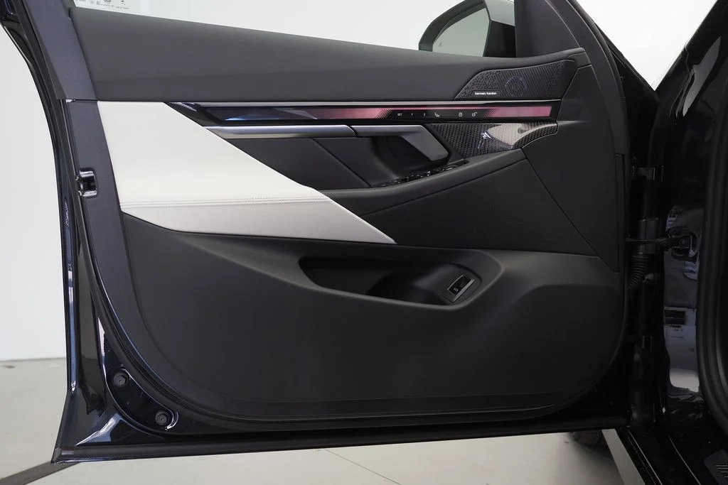 New 2027 Carbon Black Metallic BMW 530i image 6