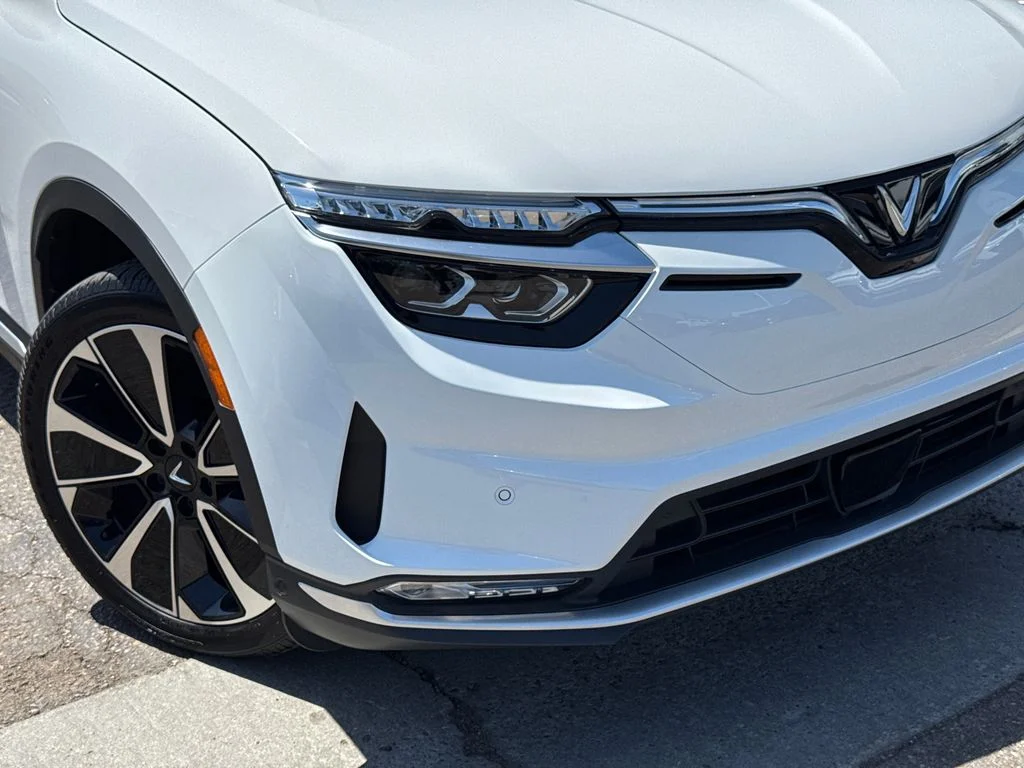 2025 VinFast VF 8 Plus - Photo 6