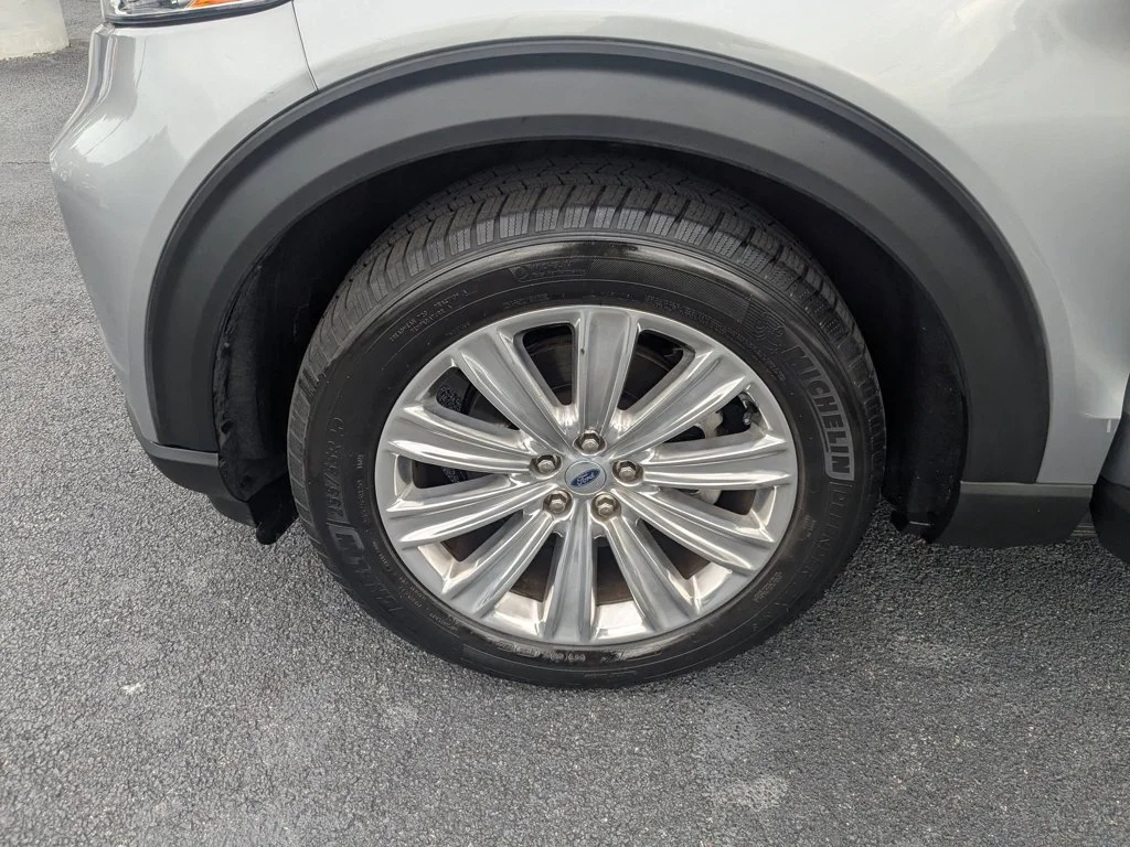 Used 2021  Ford Limited image 10