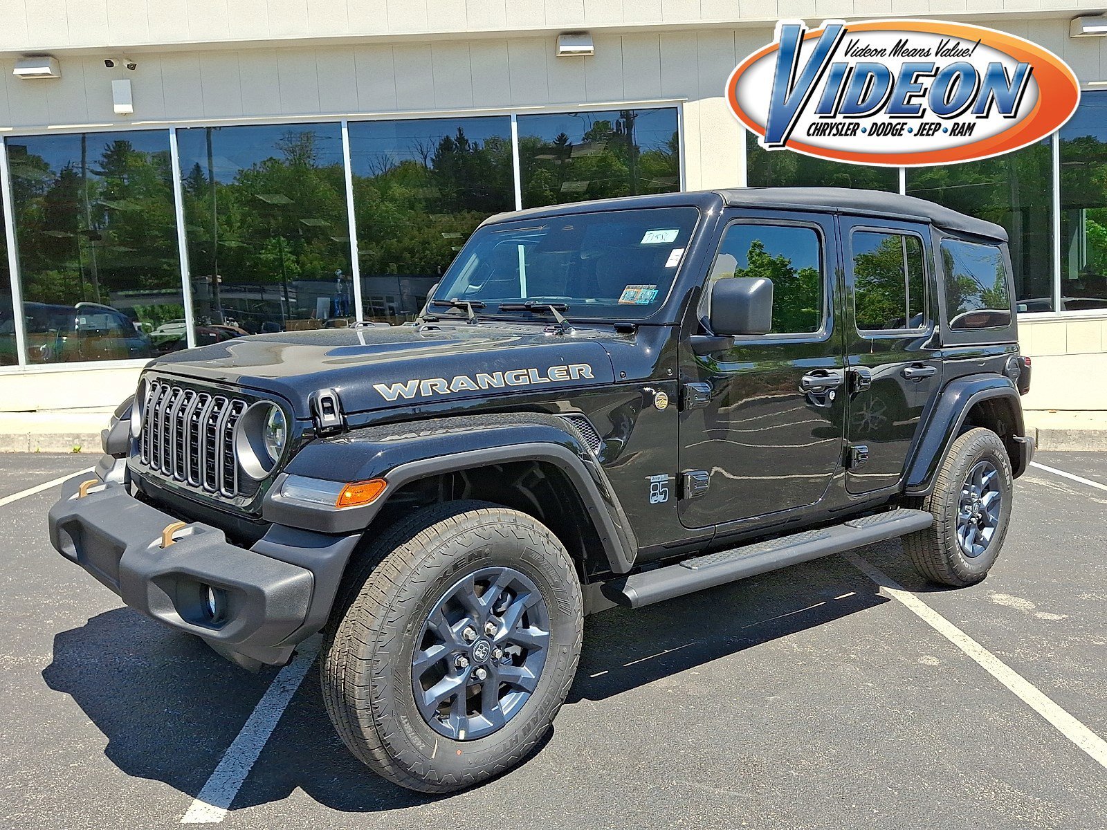 New 2026 Black Clear-Coat Exterior Paint Jeep 85th Anniversary image 1