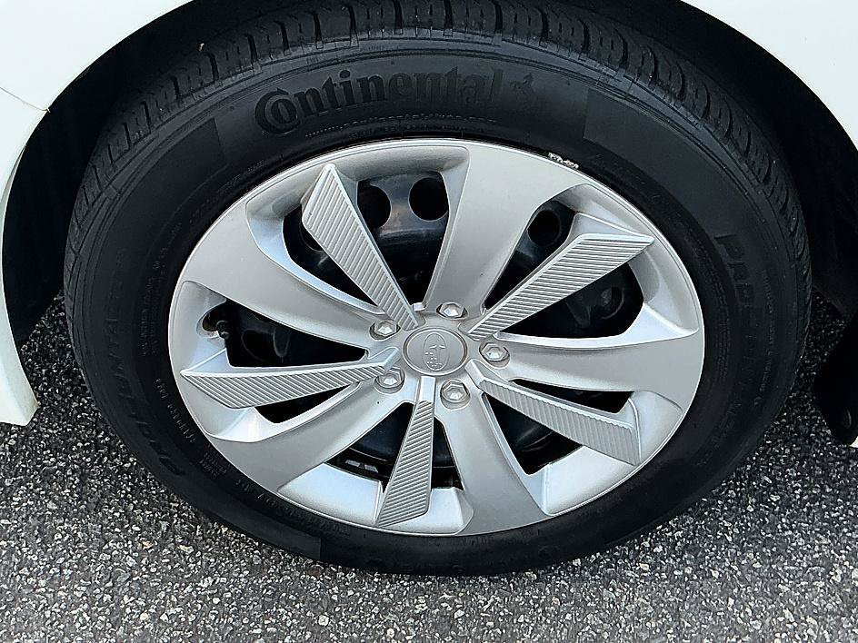 Used 2022 Crystal White Pearl Subaru Base image 8