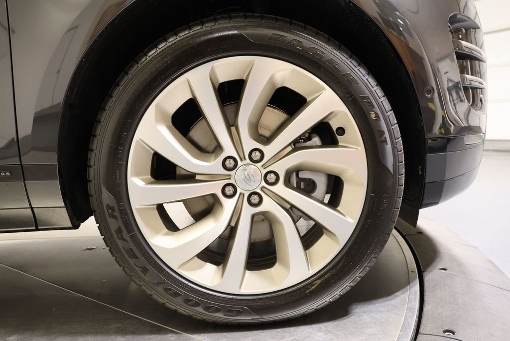 New 2026 Carpathian Grey Land Rover Hoxton Edition image 12