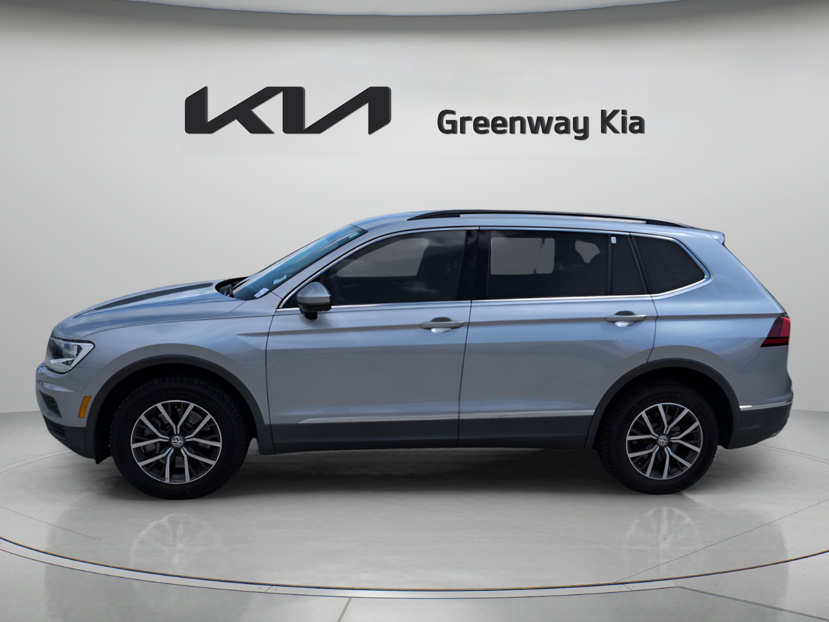 Used 2020 Silver Metallic Volkswagen 2.0T SE image 3