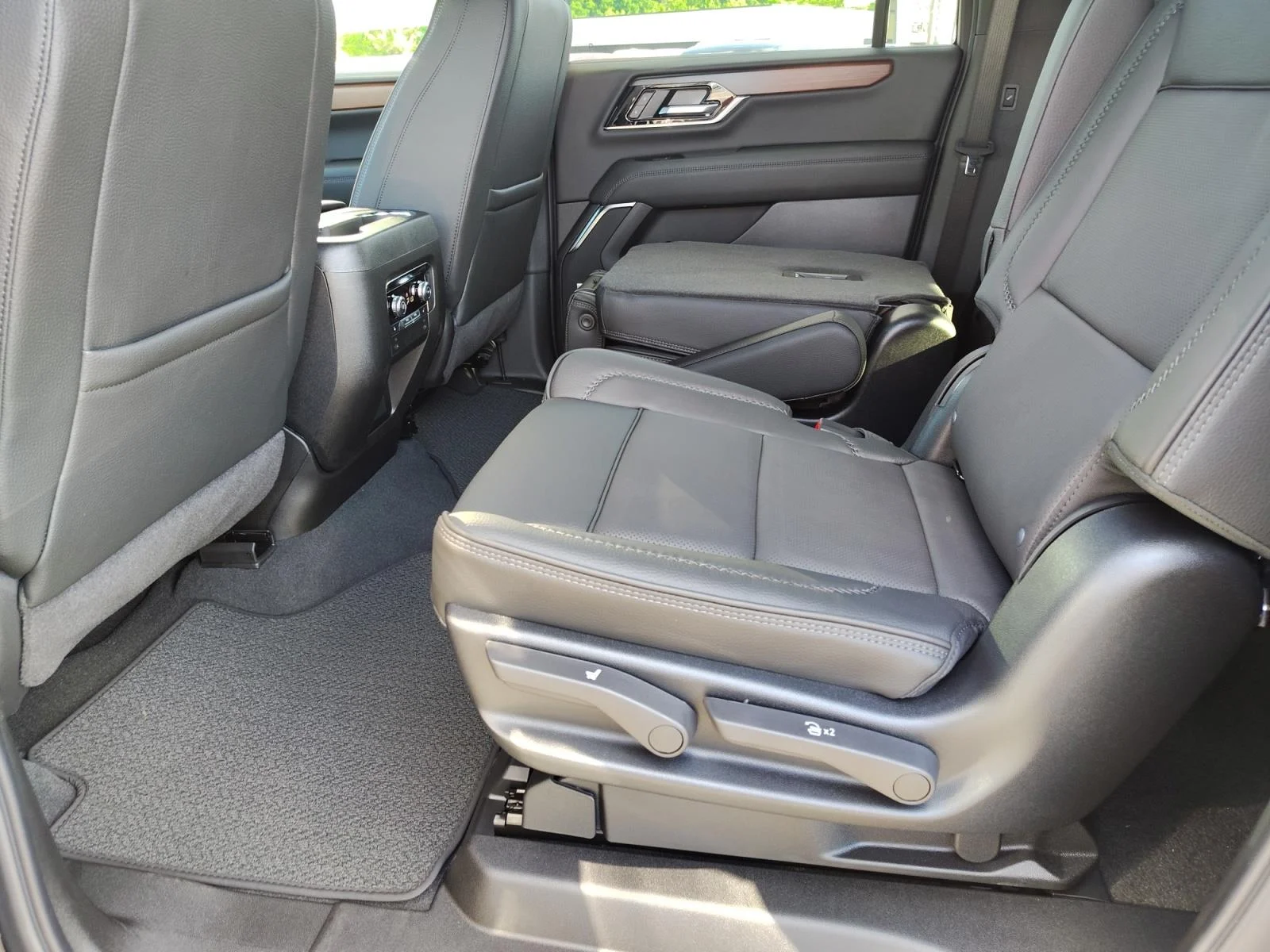 2026 GMC Yukon XL Denali - Photo 9