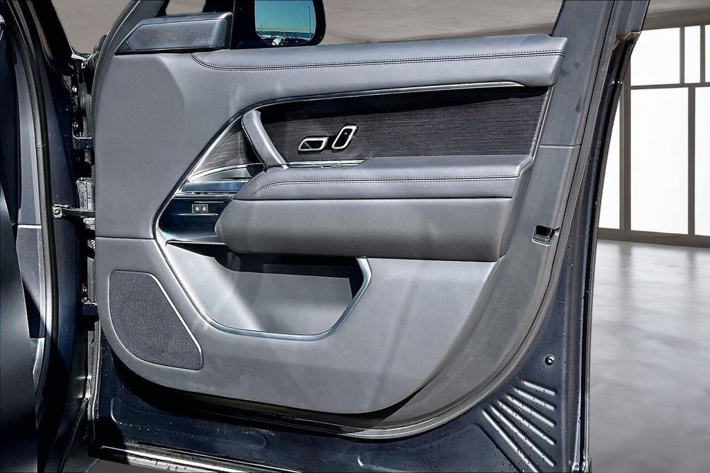 Used 2023  Land Rover SE image 19