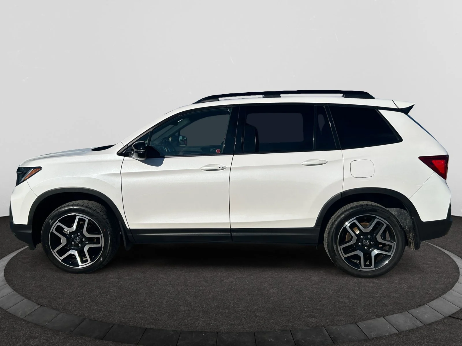 Used 2023 White Honda TOURING AWD image 2