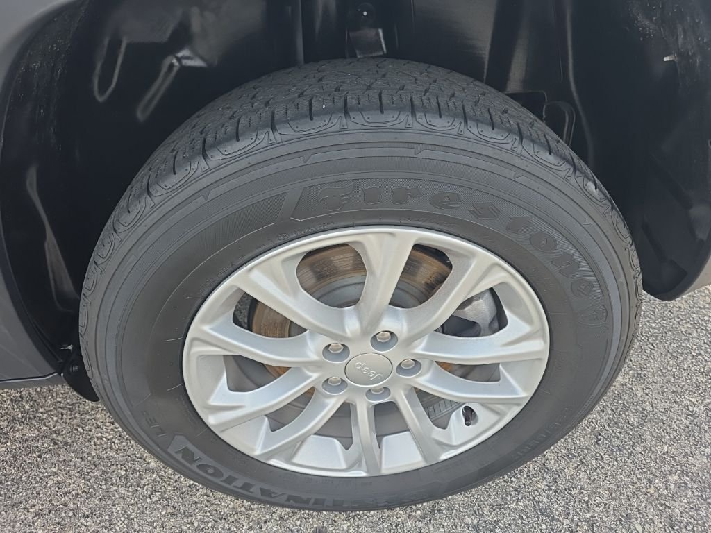 Used 2021 White Jeep Latitude image 7