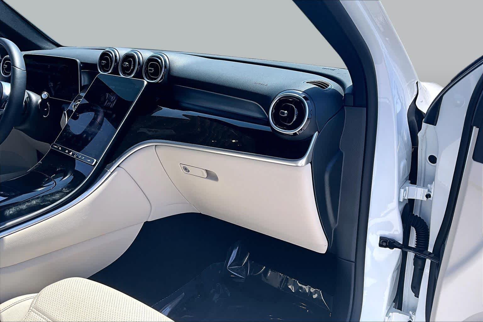 Used 2025 Polar White Mercedes-Benz GLC 300 image 37