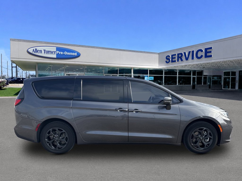 Used 2022 Granite Crystal Metallic Clearcoat Chrysler Touring L image 9