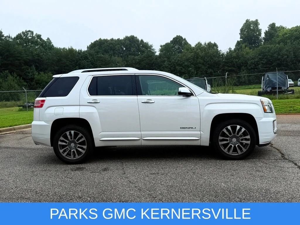 Used 2017 WHITE FROST TRICOAT GMC Denali image 2