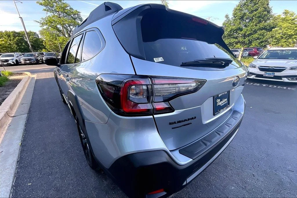 Used 2025 Silver Subaru Onyx Edition image 31