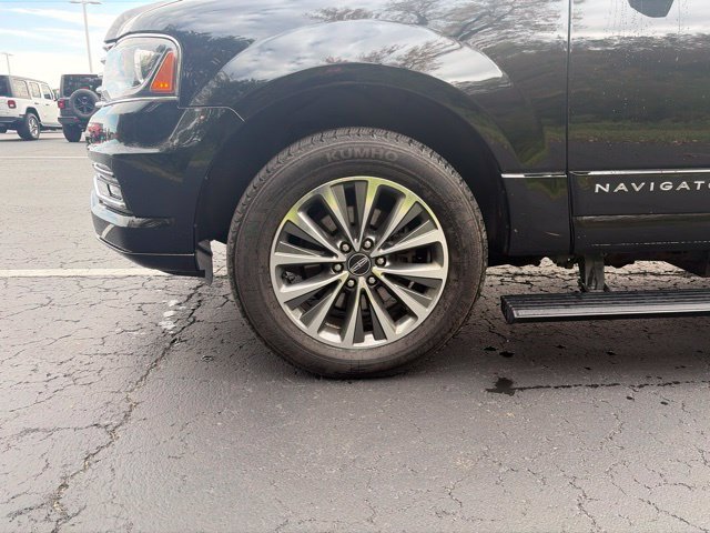 Used 2017 Black Lincoln Select image 4