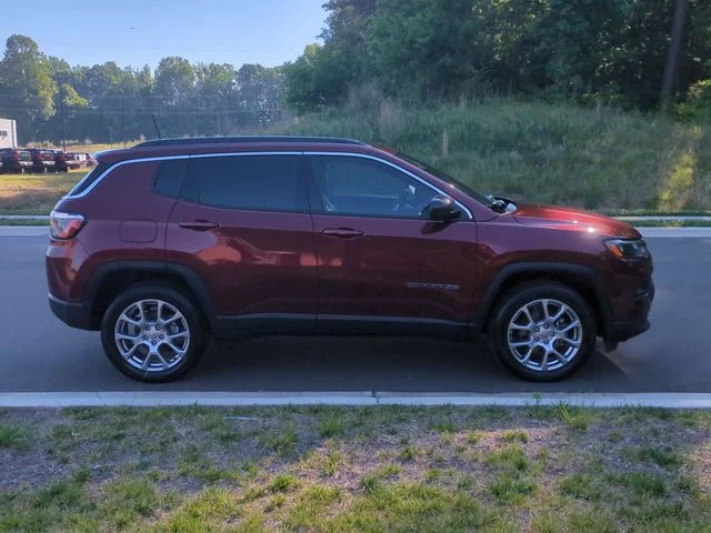 Used 2022 Red Jeep Latitude Lux image 14