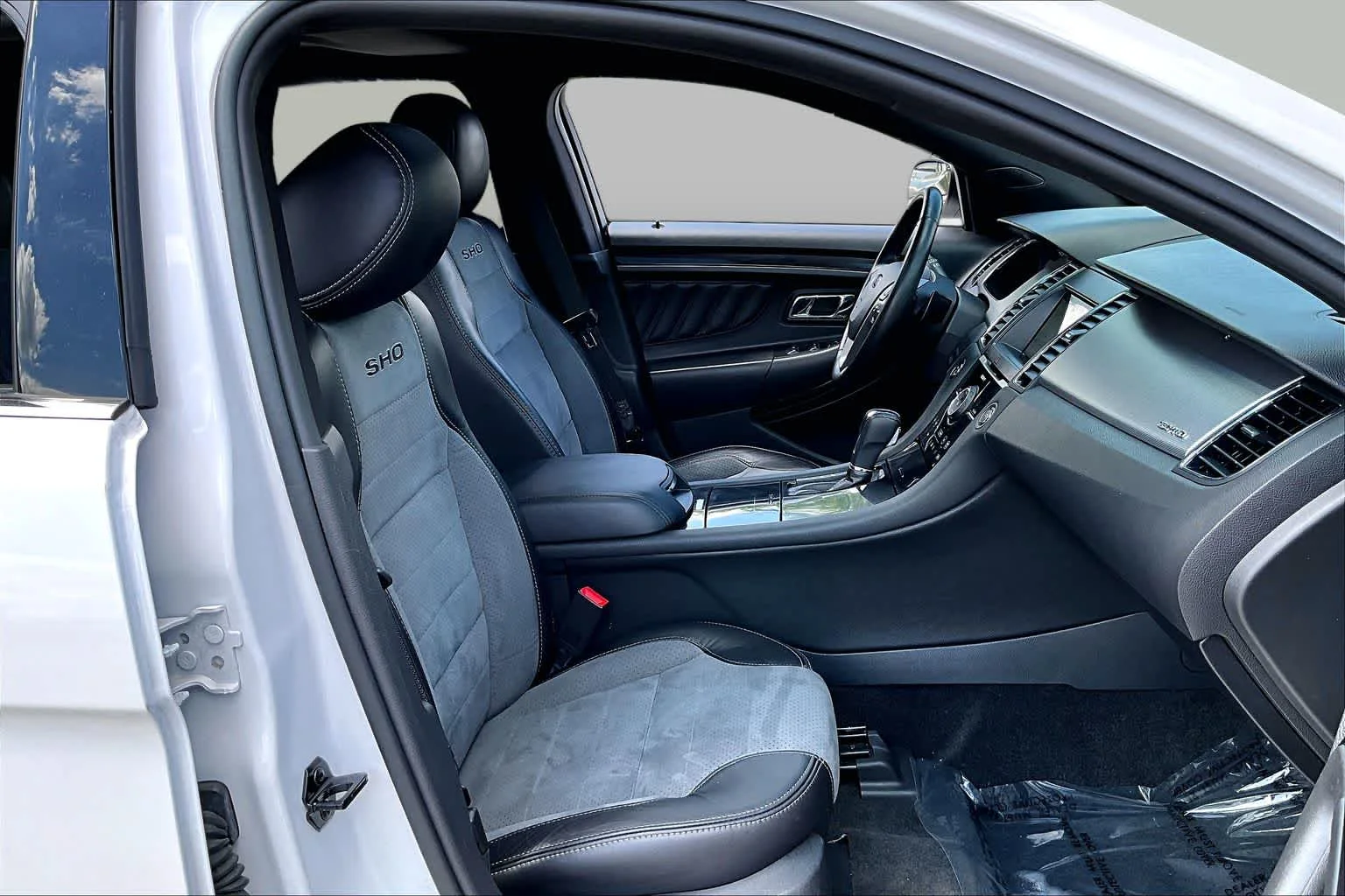 Used 2018 White Platinum Metallic Tri-Coat Ford SHO image 9