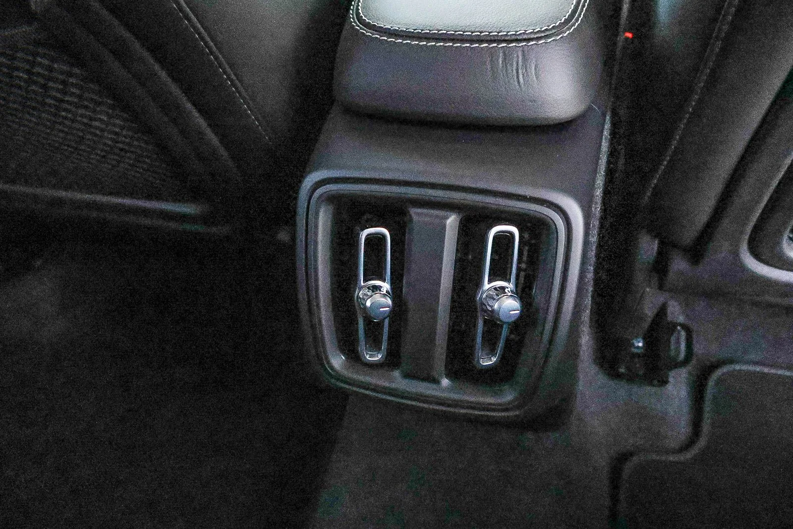 2025 Volvo XC40 Core - Photo 21