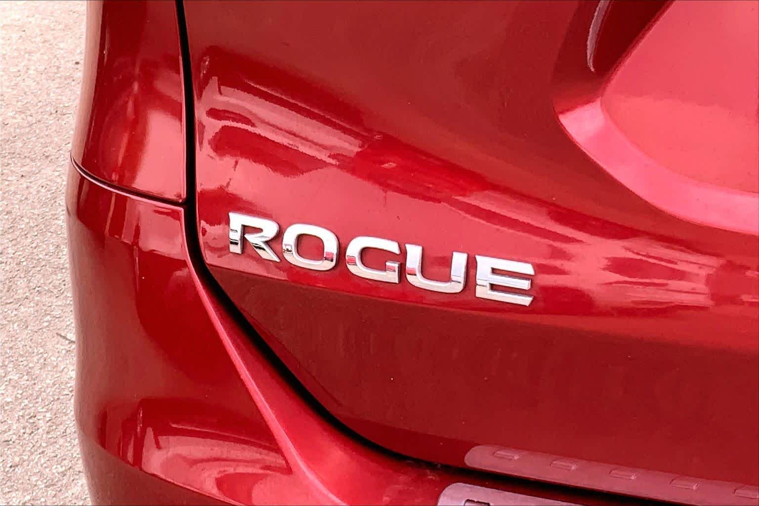 Used 2016 Cayenne Red Nissan SL image 10