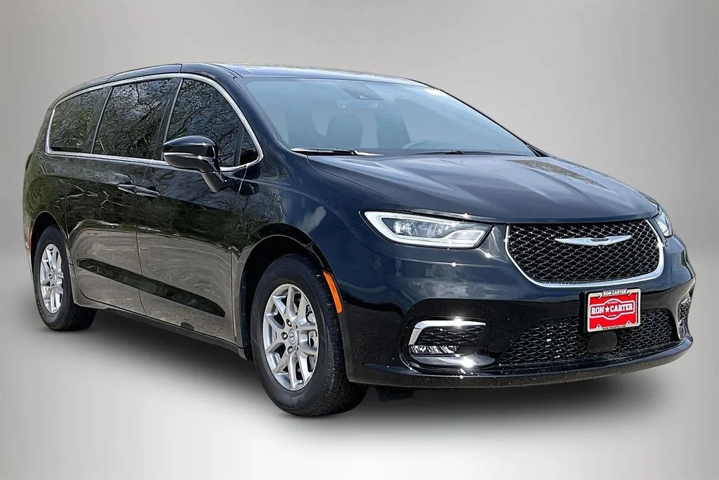 2026 Chrysler Pacifica Select's photo