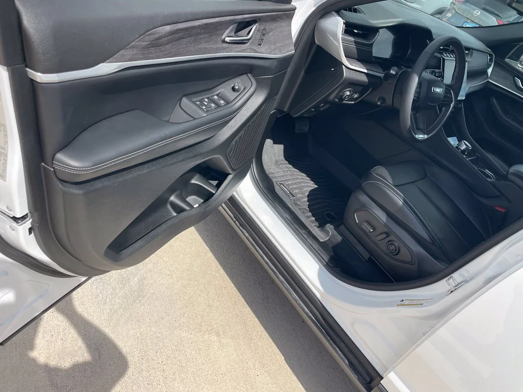 Used 2025 White Jeep Limited image 19