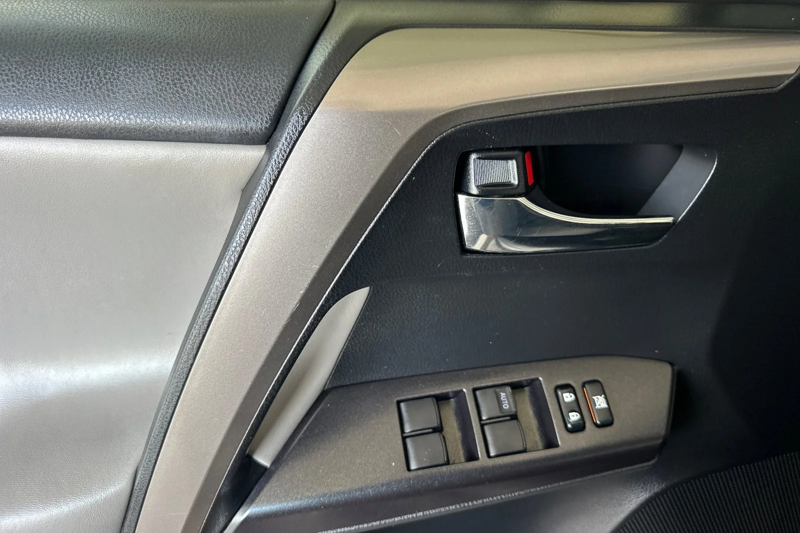 Used 2016  Toyota XLE image 11