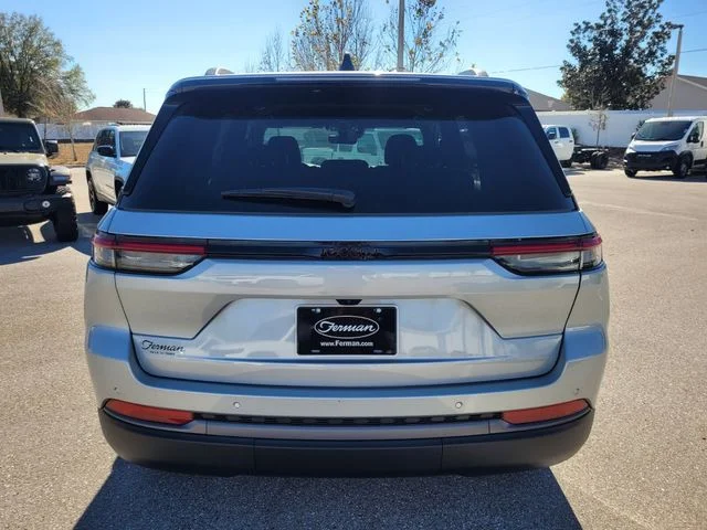 New 2026 Silver Zynith Exterior Paint Jeep Altitude image 11