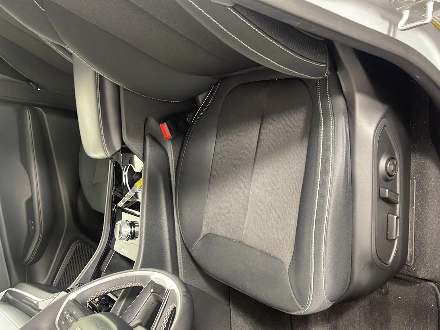 Used 2023 Silver Zynith Jeep Laredo image 13